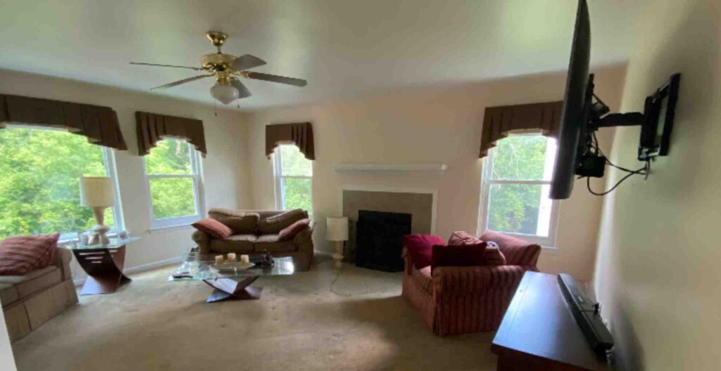 Paint it Right house painter and contracting experts in Ann Arbor, MI painting a living room